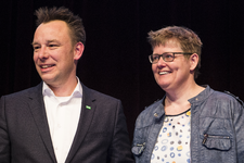 910754 Afbeelding van fractievoorzitter Klaas Verschuure (D66) en fractievoorzitter Heleen de Boer (GroenLinks) tijdens ...